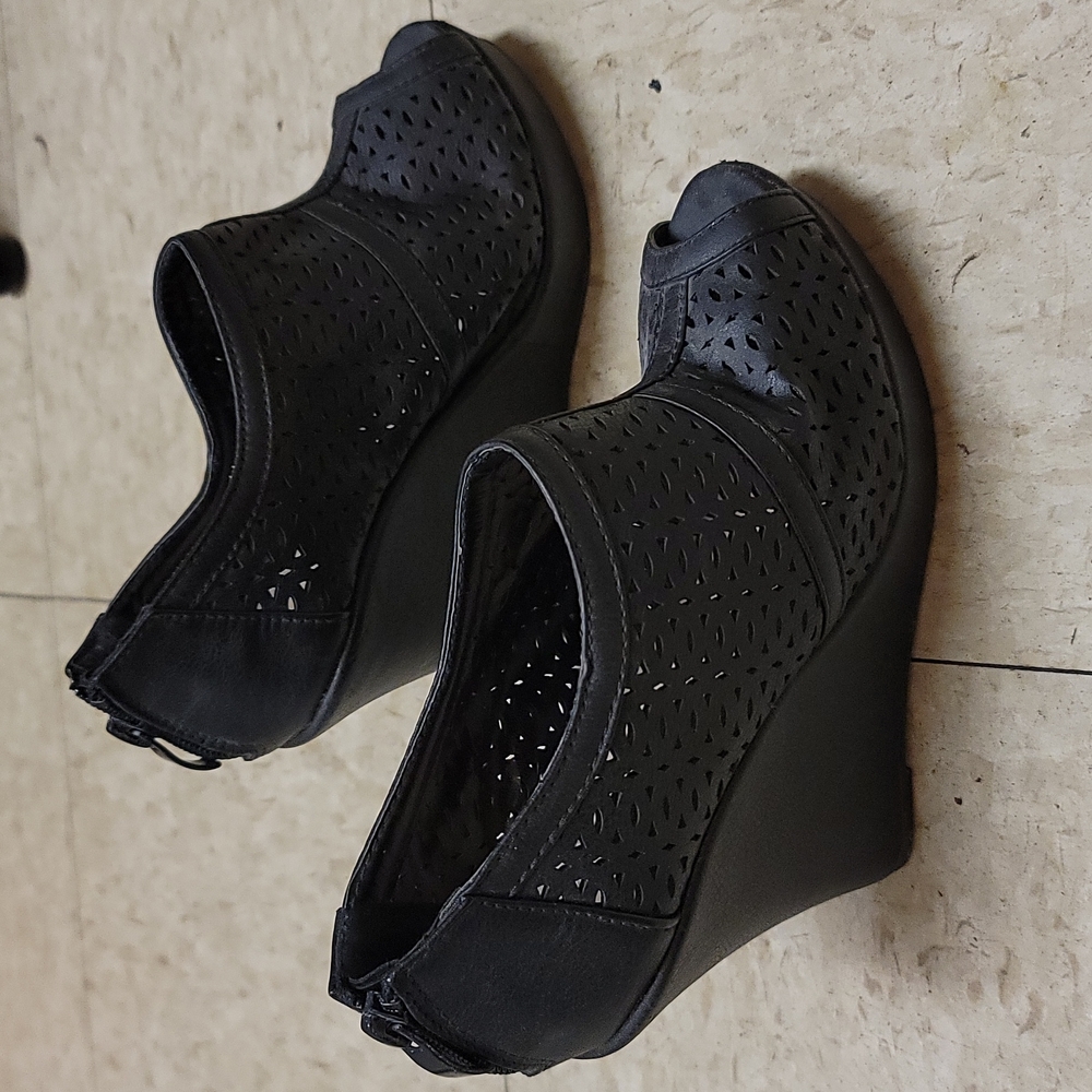 Woman dress shoe. - Picture 3 of 4